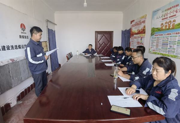 陜煤建設(shè)洗選煤運營公司第七項目部:拒三違遵章保安全,寄思念家書報平安