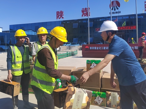 榆林市住房和城鄉建設局統建代建中心主任李宏一行蒞臨陜煤建設直屬第七項目部檢查慰問