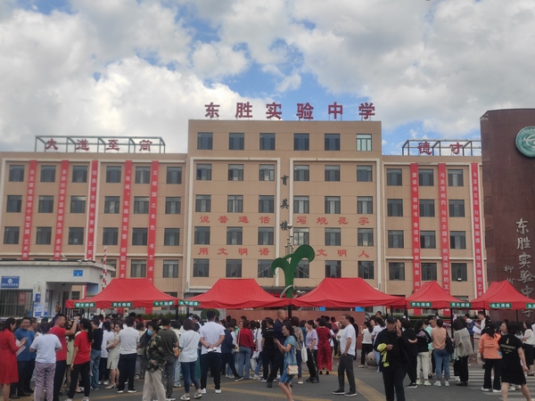 陜煤建設銅煤公司第五項目部開展“助力中考，愛心送水”志愿服務活動