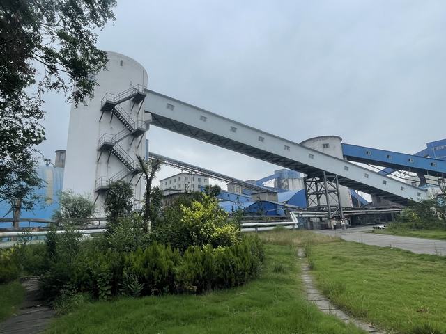 陜煤建設韓城分公司土建六項目部:下峪口煤礦洗煤廠地面架空皮帶走廊工程順利通過竣工驗收