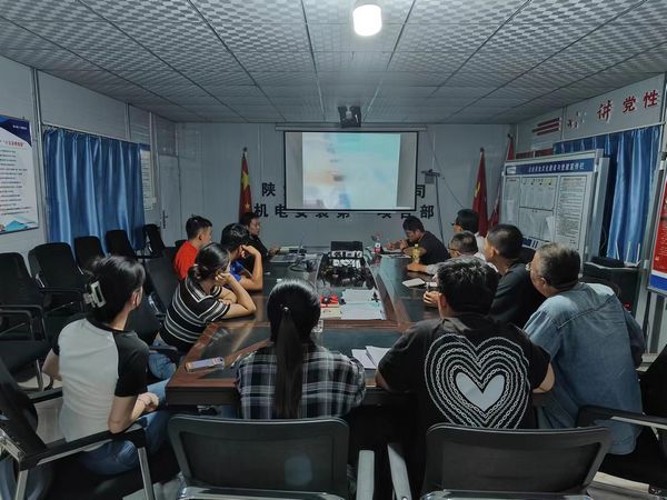 陜煤建設天工公司安裝一部順利完成胡家河（孟村）站系統配電控制工程箱變及配電柜吊裝任務