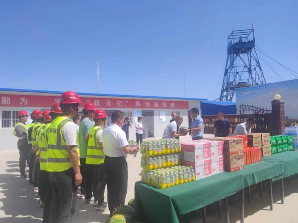 陜西彬長(zhǎng)文家坡礦業(yè)董事長(zhǎng)徐景果深入施工一線慰問(wèn)職工