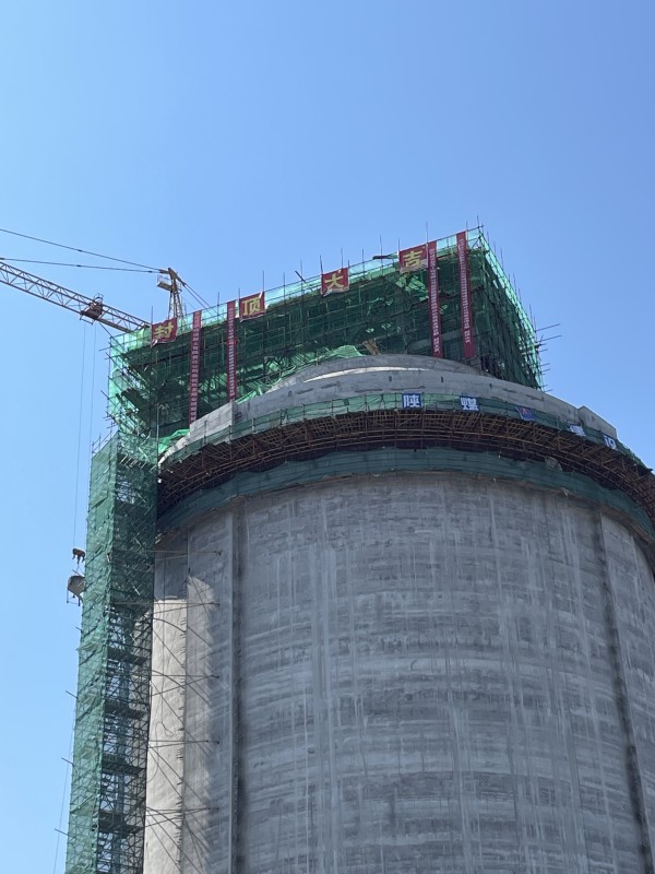陜煤建設咸陽分公司承建的雙龍煤業儲煤設施改造項目末煤倉順利封頂