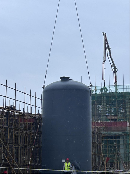 陜煤建設漢中分公司承建的漢鋼新建中厚板項目首個高效濁水凈化裝置過濾罐吊裝圓滿完成