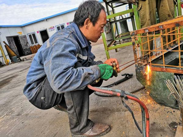 陜煤建設(shè)煤礦運營服務(wù)分公司:技能現(xiàn)場大講堂助青工成才