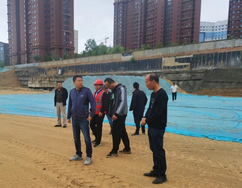 榆林市城市投資房地產開發有限公司執行董事、總經理徐鯤一行蒞臨榆溪圣境項目檢查指導工作