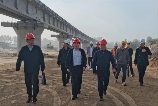 陜西鐵路物流集團副總經理李博一行陜西鐵路物流集團副總經理李博一行深入陜煤建設路橋分公司靖神鐵路項目檢查指導靖神鐵路項目檢查指導