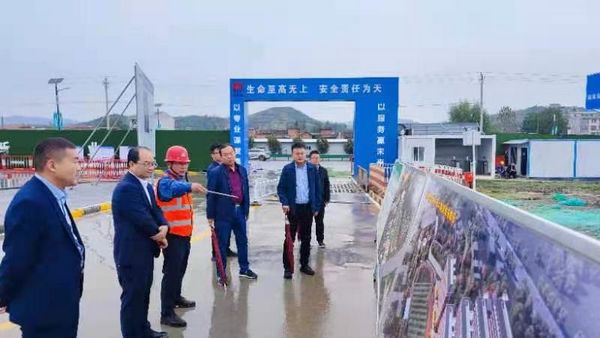 陜煤集團紀檢監(jiān)察三室主任楊勝利、鄉(xiāng)村振興辦副主任楊偉一行到陜煤建設天工公司承建的漢陰實驗中學項目檢查指導工作