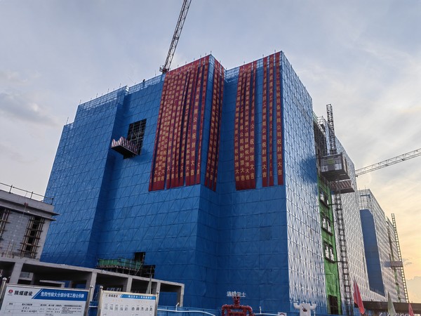 陜煤建設銅煤公司承建的巨靈科研服務中心項目主樓順利封頂