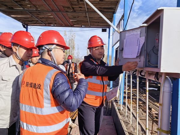 陜煤建設天工公司新疆第一項目部開展“小問題、大隱患、堵漏洞、保安全”活動