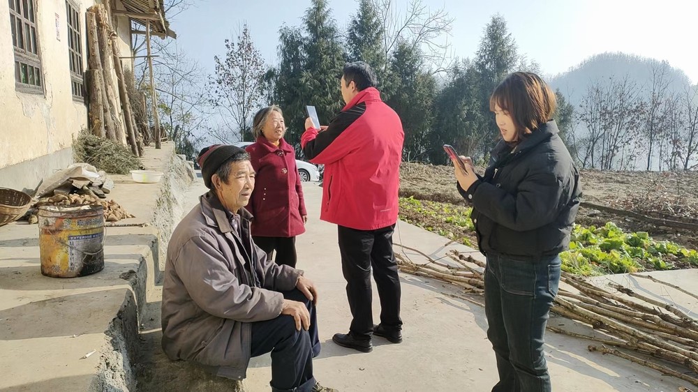 陜煤建設駐村工作隊開展養老待遇領取資格認證志愿服務