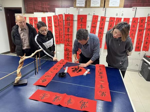 陜煤建設礦建二公司開展“翰墨飄香 迎新春 寫春聯 送祝福”活動