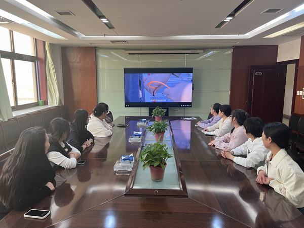 陜煤建設煤礦運營服務分公司：組織女職工觀看巾幗勞模工匠大宣講直播節(jié)目