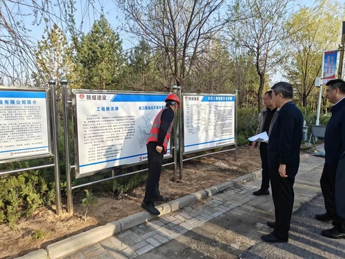 中共榆林市榆陽區委書記李忠宏一行到陜煤建設榆林公司承建的季鸞公園生態補水項目檢查指導