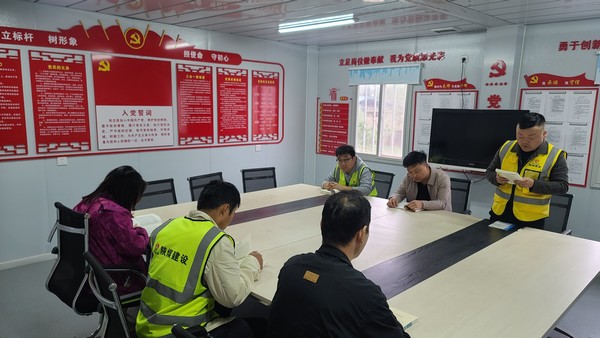 陜煤建設(shè)銅煤公司第一項(xiàng)目部組織“讀經(jīng)典，傳遞青春能量”青年職工主題活動(dòng)