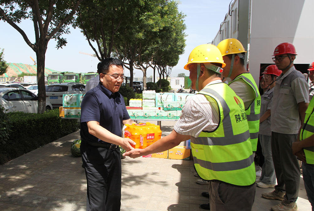 陜煤建設領(lǐng)導深入一線開展“送清涼”慰問活動