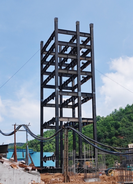 陜煤建設礦建三公司首次高效完成副立井罐籠套架主體組裝