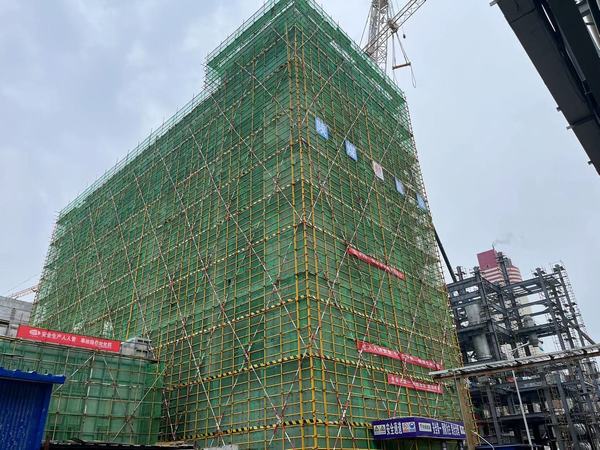 陜煤建設天工公司承建的陜化尿素工序提升裝備改造項目大顆粒尿素（00813）工程主體結構順利封頂