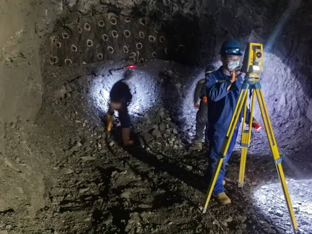 陜煤建設礦建三公司黑溝項目部2號主溜井與1號溜井檢查巷成功“牽手”