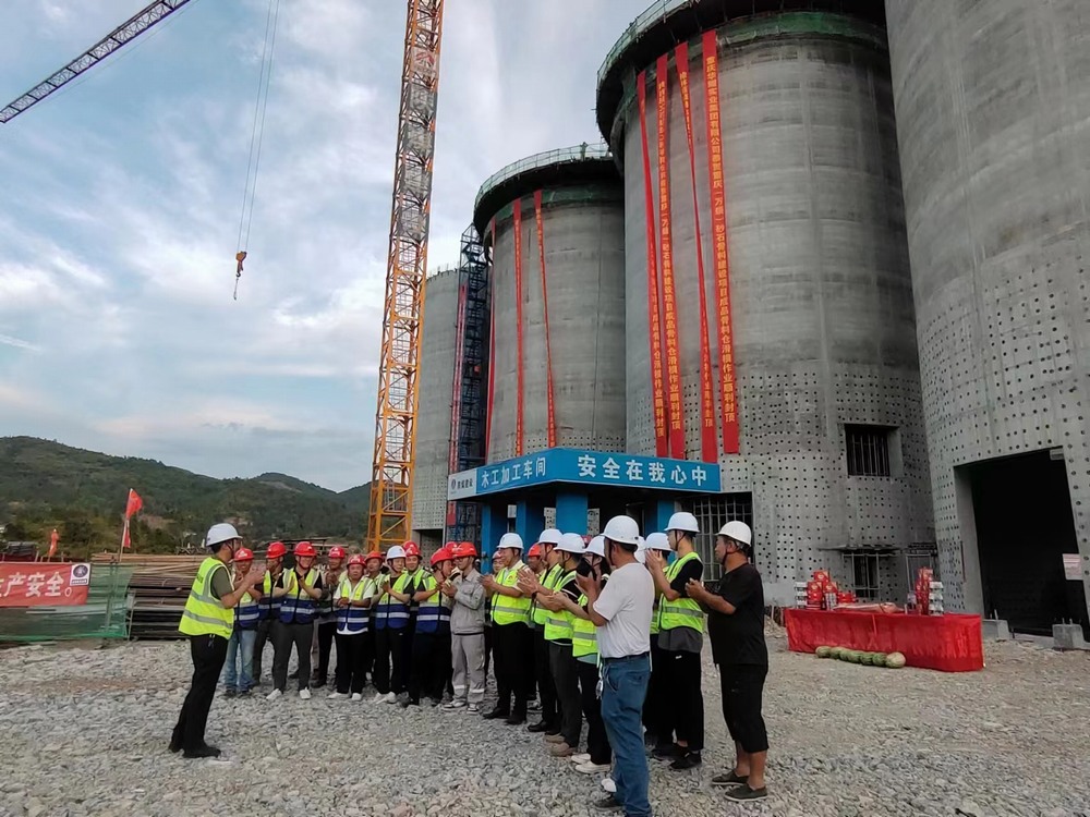 陜煤建設天工公司:重慶(萬盛)綠色建材關壩鎮年產500萬噸砂石骨料建設項目成品骨料倉滑模順利封頂