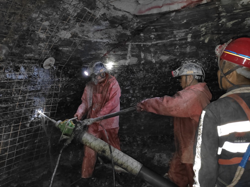 陜煤建設礦建三公司承建的貫屯煤礦西翼進、回風立井圓滿完成揭煤工作