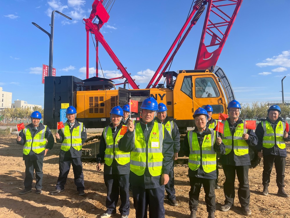 國(guó)慶時(shí)，建筑工地的夢(mèng)想之筑