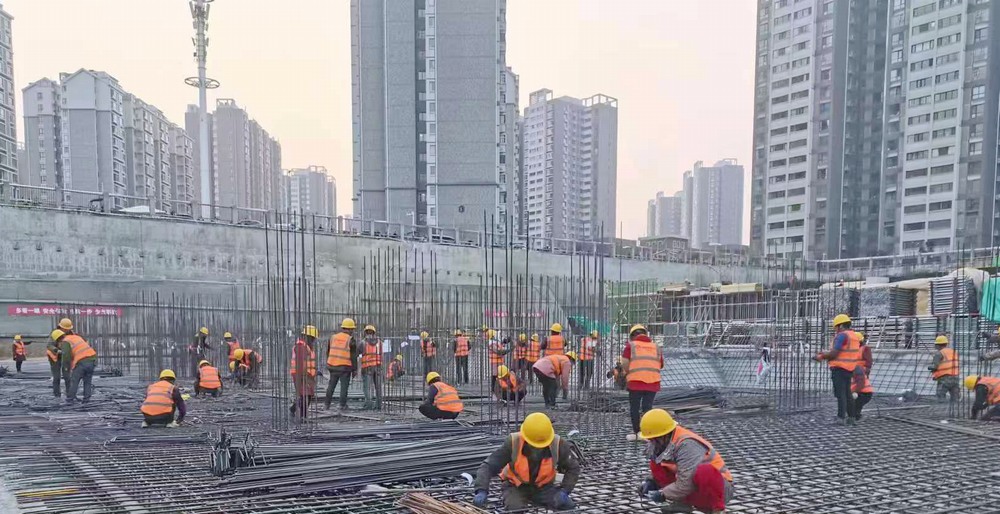 陜煤建設新龍城直屬項目部：國慶假日不打烊，熱火朝天忙生產