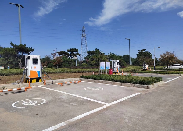 陜煤建設川耀公司：崔仙服務區充電樁安裝，為綠色出行“加油”