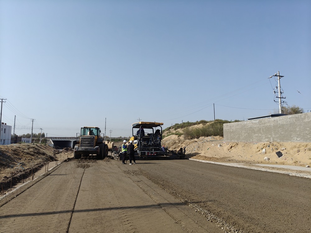 陜煤建設(shè)路橋分公司物流園區(qū)二號(hào)進(jìn)場(chǎng)道路大干快上，吹響項(xiàng)目建設(shè)“沖鋒號(hào)”