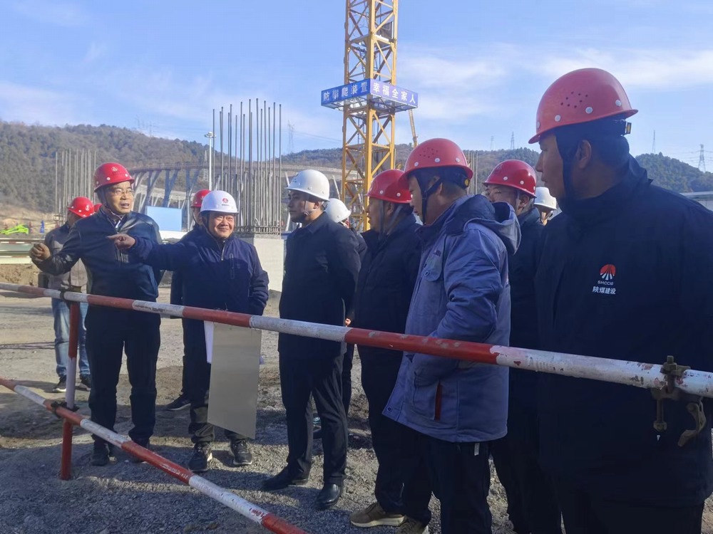 黃陵礦業(yè)集團(tuán)有限責(zé)任公司副總經(jīng)理薛國華深入陜煤建設(shè)基層項目檢查指導(dǎo)