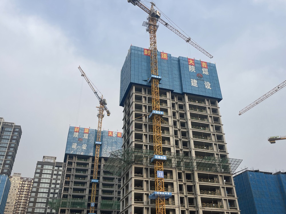 陜煤建設(shè)新龍城直屬項(xiàng)目部承建的銅川新龍城一期項(xiàng)目三標(biāo)段8#、11#樓順利封頂