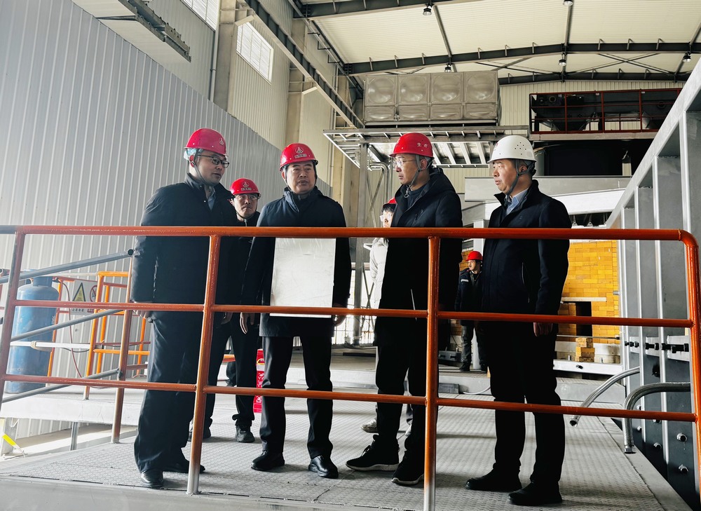 陜西建材科技集團(tuán)黨委書記、董事長、總經(jīng)理周紅深入天工公司基層項目部進(jìn)行慰問