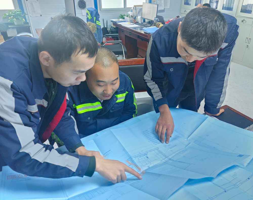 陜煤建設機電安裝公司:趙石畔煤礦301盤區變電所送電成功