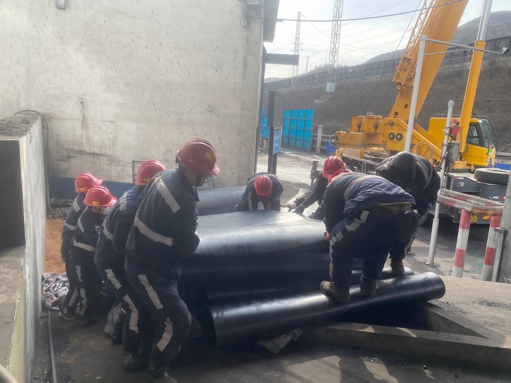 陜煤建設韓城分公司張家峁項目部圓滿完成張家峁煤礦快速裝車站601膠帶機膠帶更換項目檢修任務