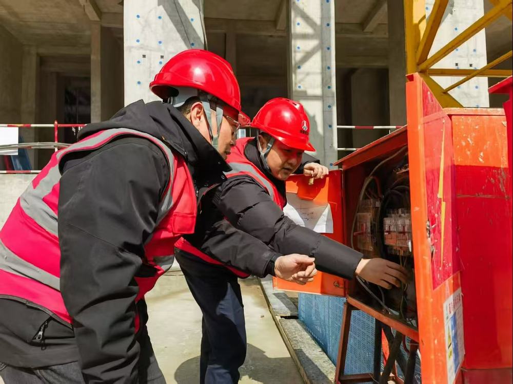 陜煤建設榆林公司榆溪圣境項目部:黨旗飄揚筑防線 先鋒護航保復工