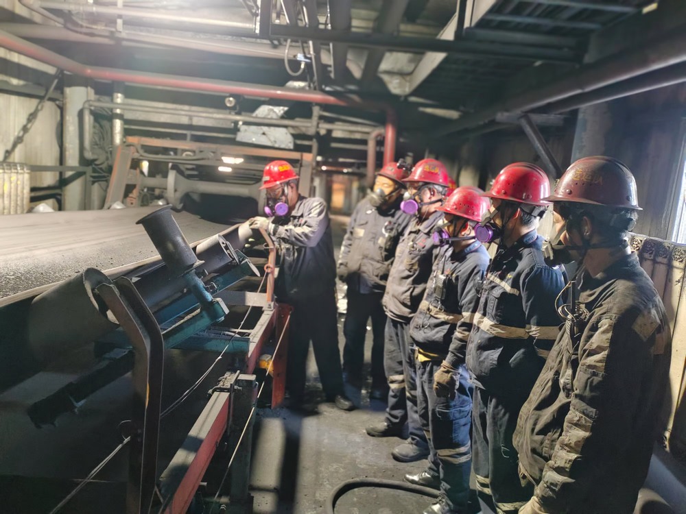 陜煤建設(shè)洗選煤運(yùn)營(yíng)公司澄合山陽(yáng)運(yùn)營(yíng)項(xiàng)目部:擰緊班組“安全閥”,奏響生產(chǎn)“交響曲”