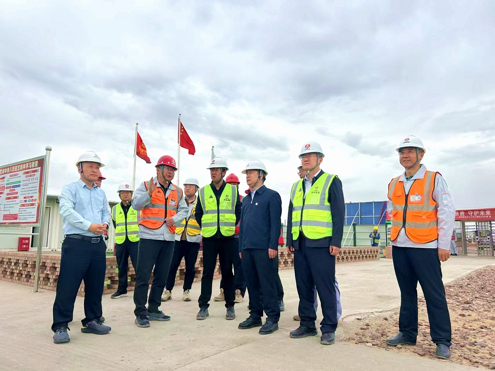 陜煤集團工程總監、基本建設管理部總經理李仰東深入榆林化學二期項目檢查指導