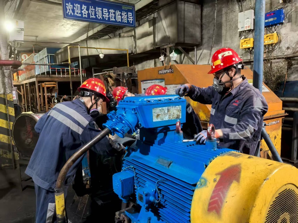 陜煤建設洗選煤運營公司檸條塔運營項目部：汗水浸透工裝色，高溫檢修護生產