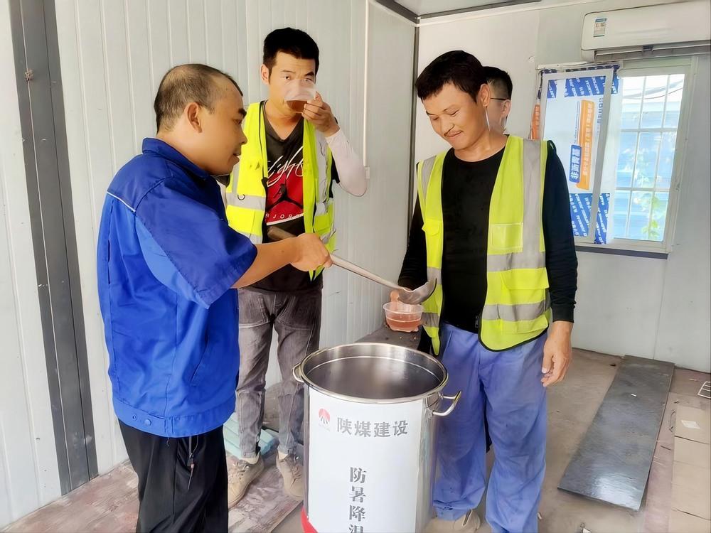 陜煤建設(shè)路橋分公司荊州項目部戰(zhàn)高溫、守安全、保進度