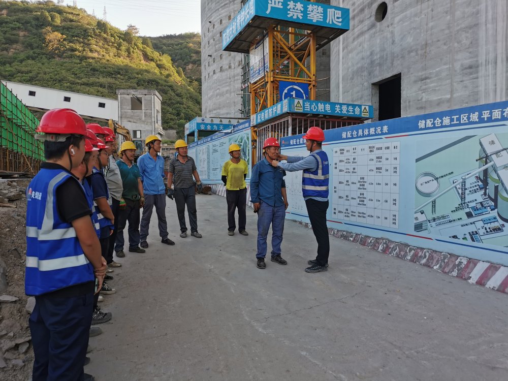 陜煤建設韓城分公司土建十一項目部:每日一聚話安全,工地防線牢又堅