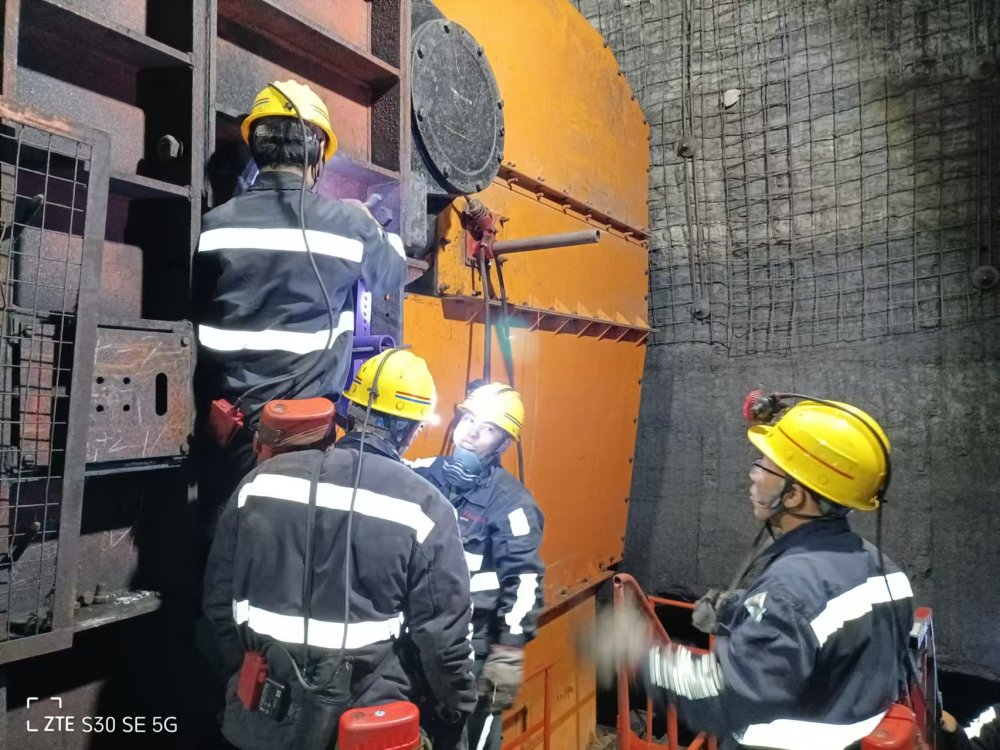 陜煤建設韓城分公司張家峁項目部：2206膠運順槽膠帶機及電控系統安裝工程順利通過竣工驗收