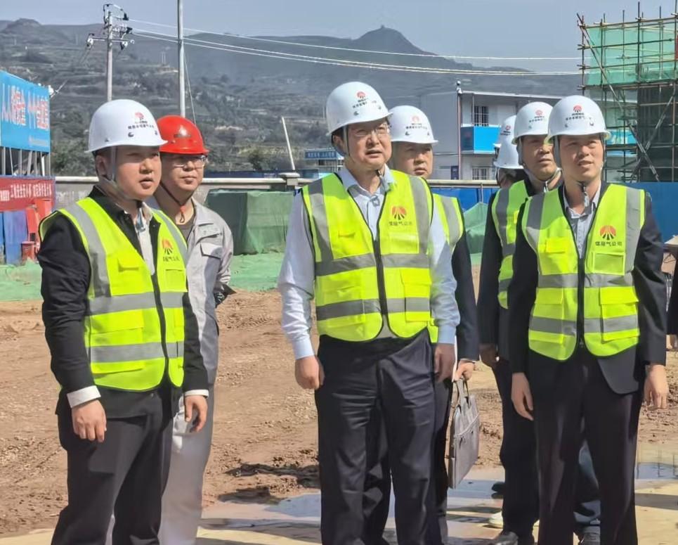 陜西省煤層氣黨委委員、紀委書記董巨國一行深入天工公司土建第二十一項目部開展節前檢查指導工作
