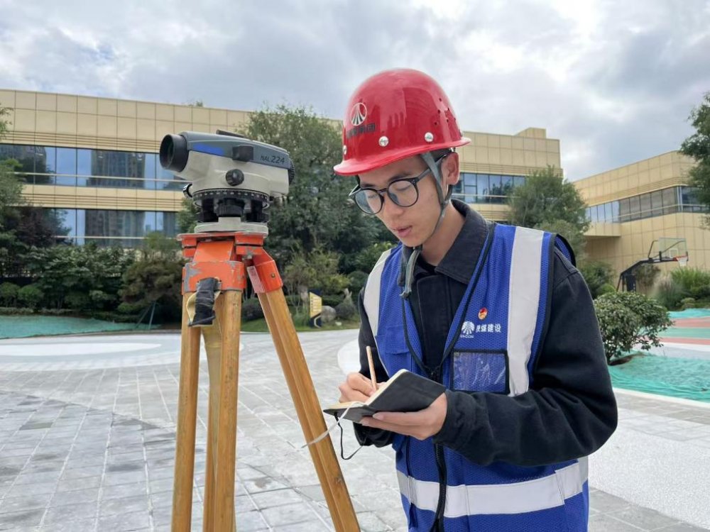 工地之上國旗之下:建設人用堅守為國慶注入“實干溫度”