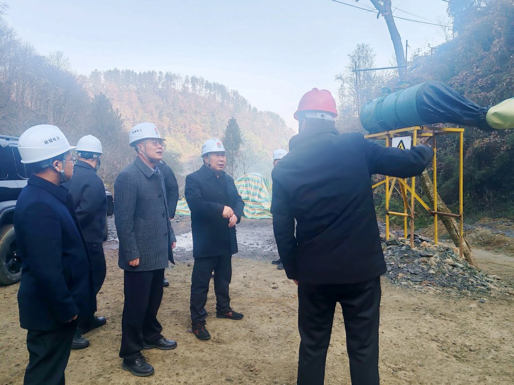 陜煤集團總經理助理、陜煤電力集團黨委書記、董事長馮平安一行深入西鄉抽蓄電站勘探平硐項目現場檢查指導前期準備工作