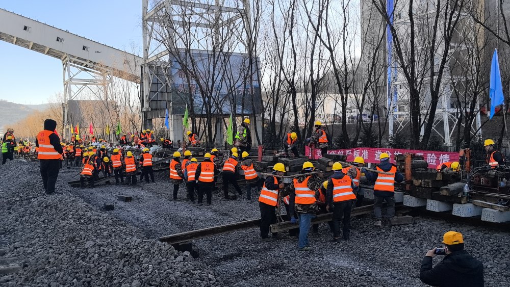 極限挑戰!“天窗”點啃下鐵路道岔施工硬骨頭