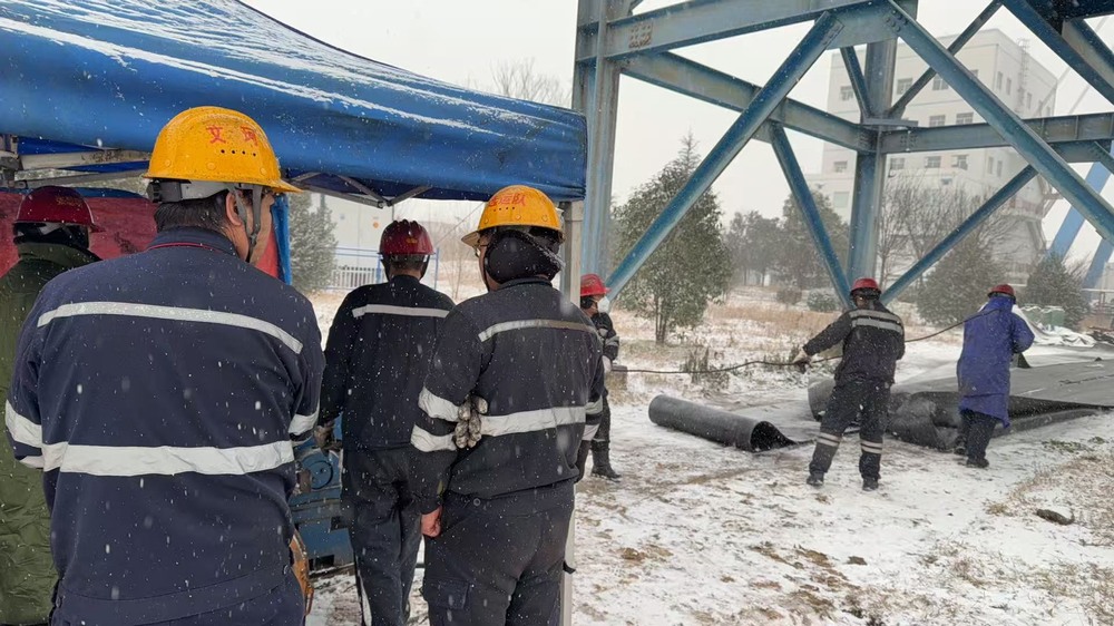 陜煤建設洗選煤運營公司澄合山陽運營項目部:凜風裹雪換皮帶 堅守崗位迎新年