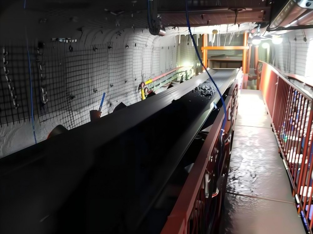 陜煤建設機電安裝公司神府項目部順利完成輸送機帶煤試運轉