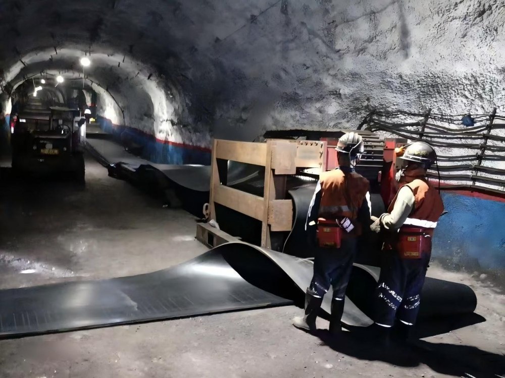 陜煤建設機電安裝公司建莊項目部順利完成四盤區膠帶機延伸檢修任務?